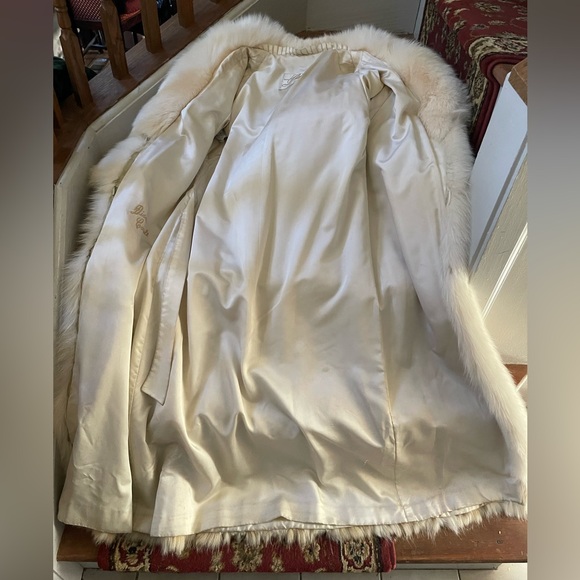 Elegant White Fox Fur Coat With Brownish Fur Markings - Picture 2 of 11